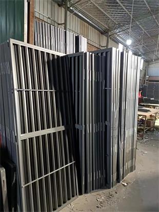 專業(yè)生產鋁合金百葉窗